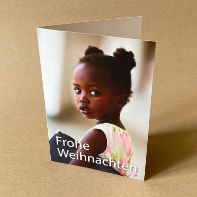 Mädchen mit Chormappe - Charity-Weihnachtskarte mit pinkem Kuvert