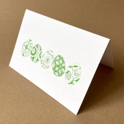Osterkarte: fünf grün bemalte Eier (traditionelle Ornamente)