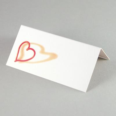 weiße Tischkarte mit rotem Herz