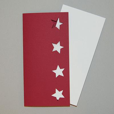 rote Weihnachtskarte: gestanzte Sterne
