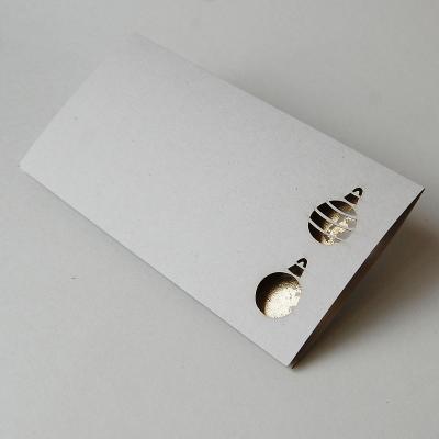 Weihnachtskarte: gestanzte Christbaumkugeln (Graupappe mit Gold)
