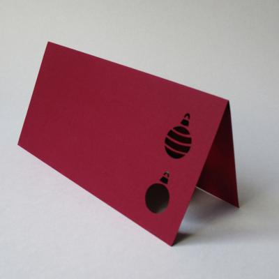 dunkelrote Weihnachtskarte: gestanzte Christbaumkugeln