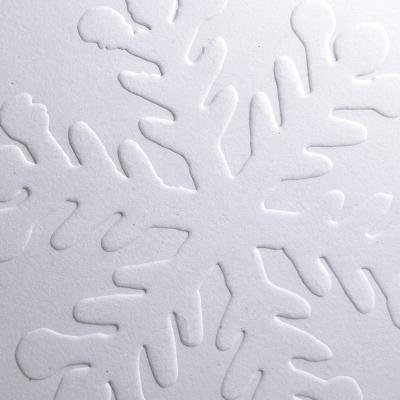 weiße Recycling-Weihnachtskarte: geprägtes Eiskristall