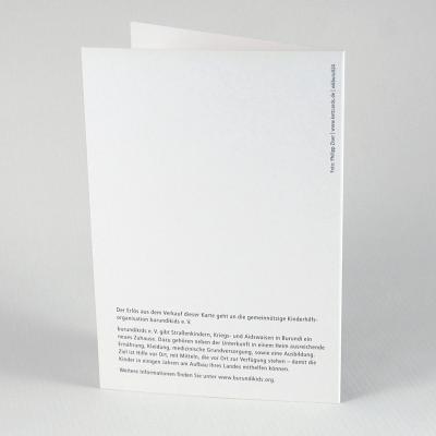 Mädchen mit Chormappe - Charity-Weihnachtskarte mit pinkem Kuvert