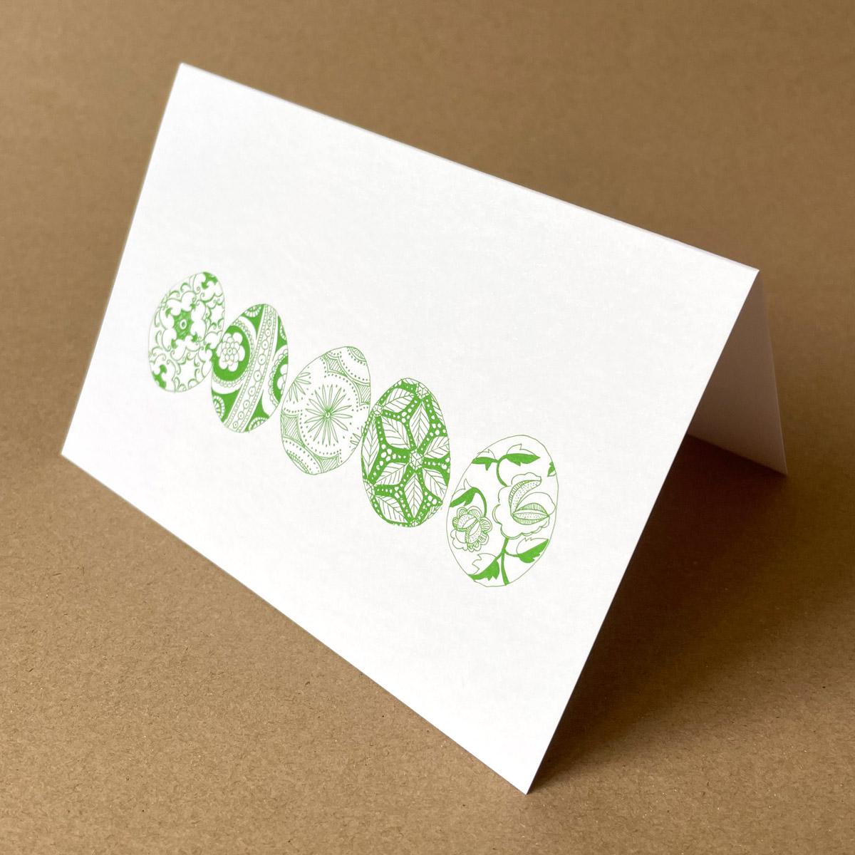 Osterkarte: fünf grün bemalte Eier (traditionelle Ornamente)