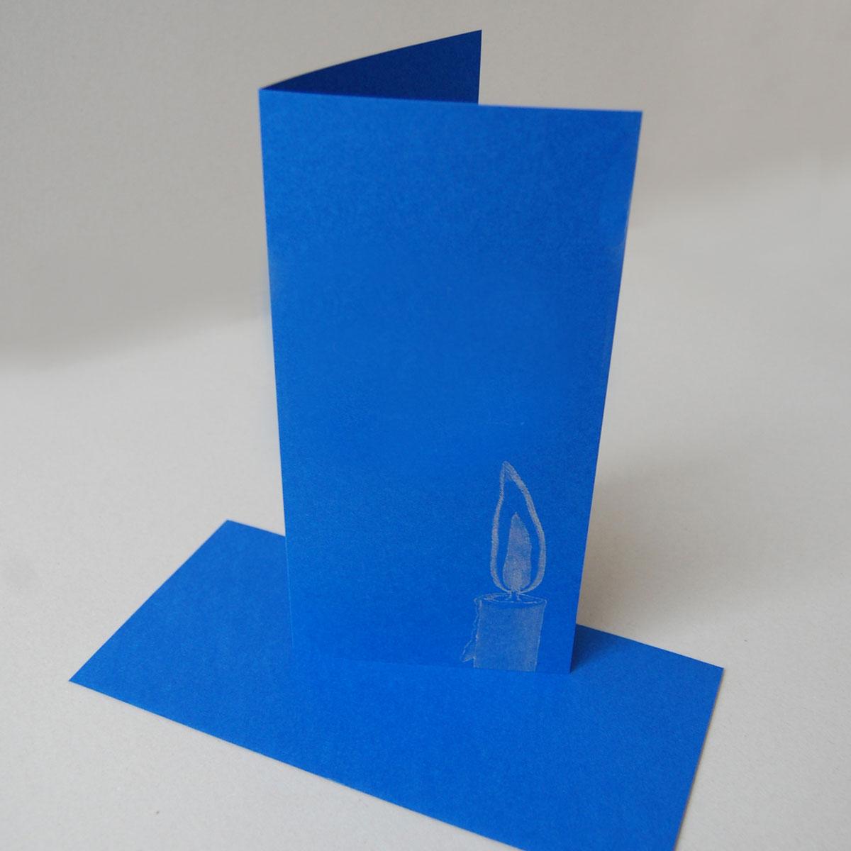 blaue Weihnachtskarte mit silberner Kerze