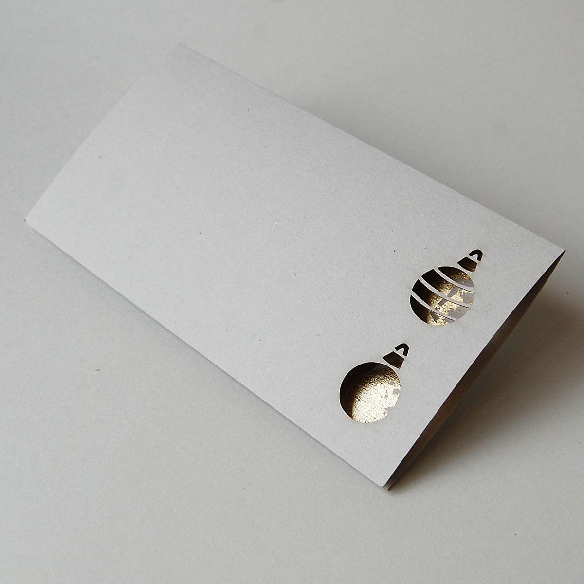 Weihnachtskarte: gestanzte Christbaumkugeln (Graupappe mit Gold)