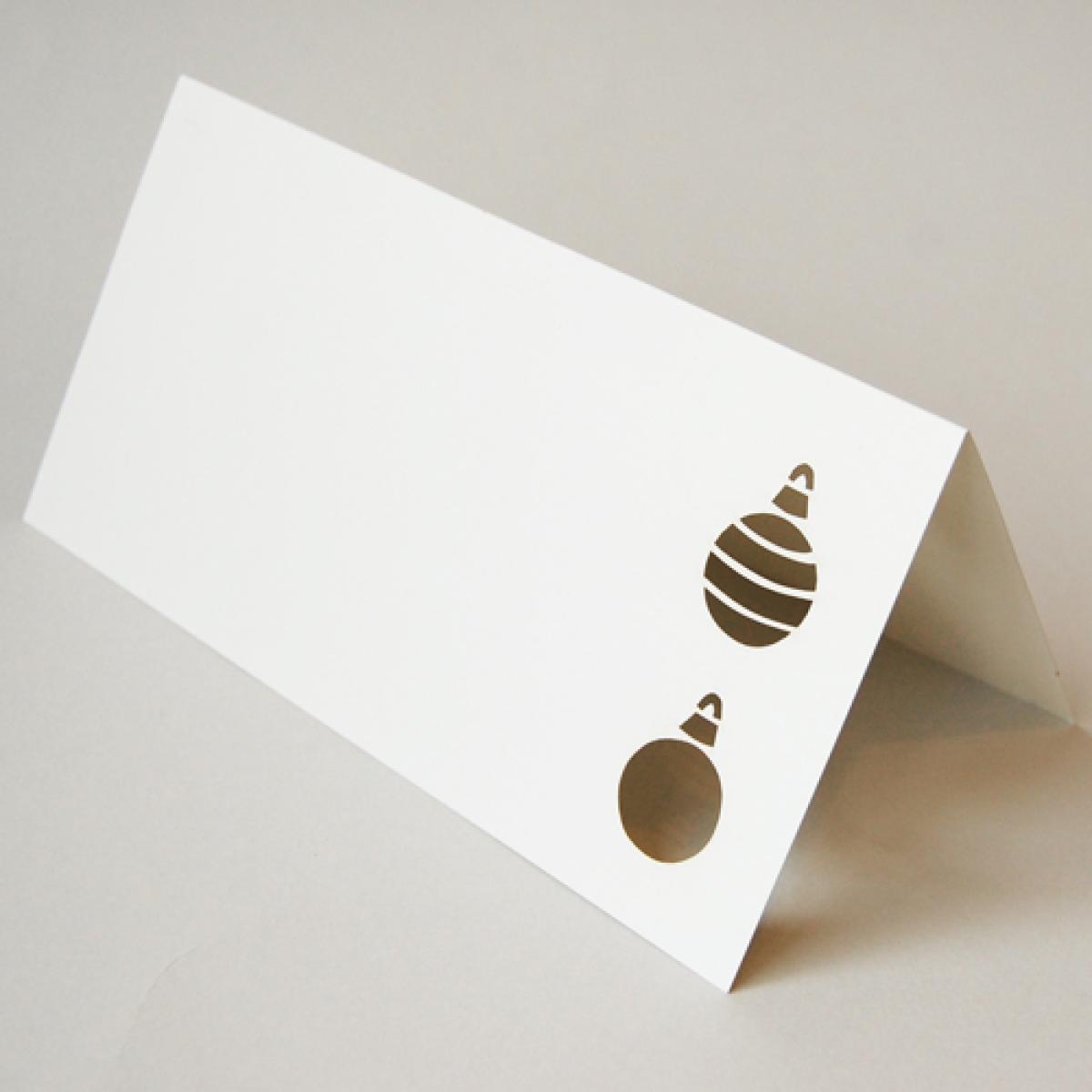 altweiße Weihnachtskarte: gestanzte Christbaumkugeln