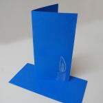 blaue Weihnachtskarte mit silberner Kerze