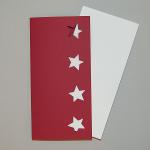 rote Weihnachtskarte: gestanzte Sterne