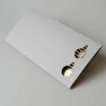 Weihnachtskarte: gestanzte Christbaumkugeln (Graupappe mit Gold)