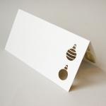 altweiße Weihnachtskarte: gestanzte Christbaumkugeln (handvergoldet)